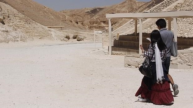 Dos solitarios turistas pasean en el Valle de los Reyes (Luxor), cerca de la tumba de Tutankamón, que hace años registraba colas de cientos de visitantes diariosU