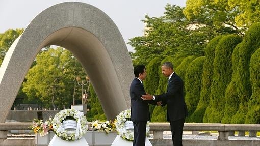 Obama saluda al primer ministro japonés, Shinzo Abe, en el Parque de la Paz de Hiroshima