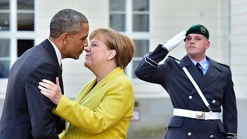 Obama y Merkel se saludan en el Palacio de Hanover