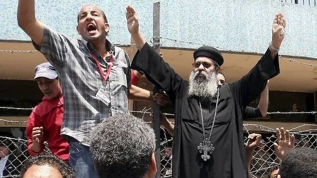 Un sacerdote copto protesta en El Cairo