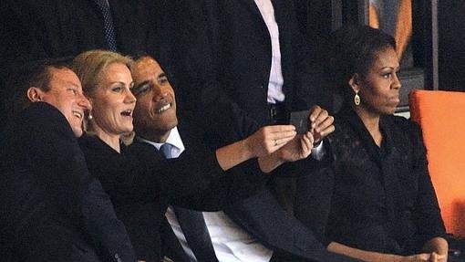 Obama, Cameron y Thorning-Schmidt se hacen un «selfie» durante el funeral de Nelson Mandela