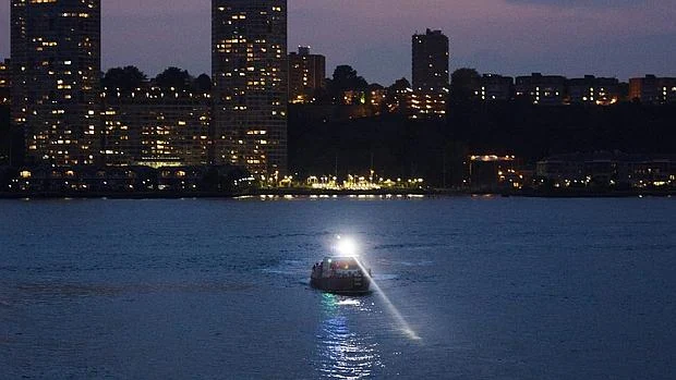 Las autoridades, en plena búsqueda del avión caído en el río Hudson