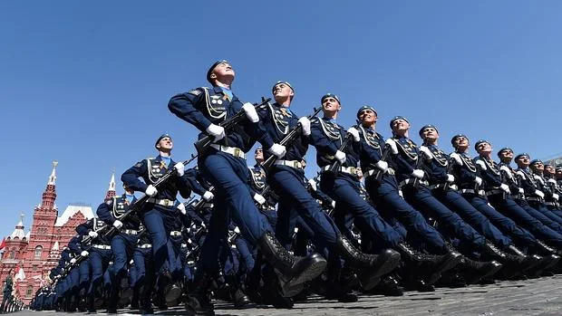 Militares rusos marchan en la Plaza Roja en el desfile militar del Día de la Victoria en Moscú