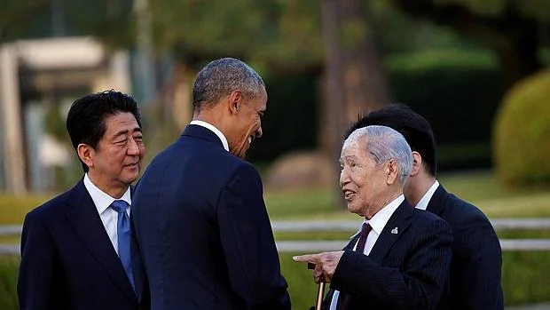 Obama y Shinzo Abe charlan en Hiroshima con un superviviente de la bomba atómica, Sunao Tsuboi