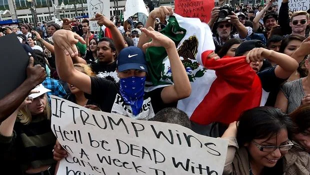 Manifestantes protestan en contra de Trump durantes la comparecencia del candidato republicano en San Diego