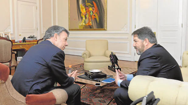 Juan Manuel Santos, durante la entrevista con Bieito Rubido