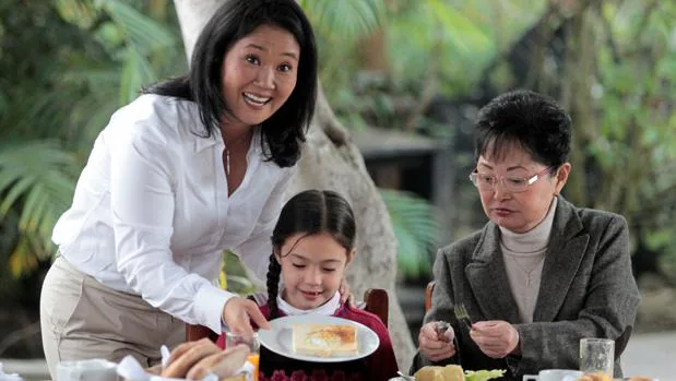 Keiko Fujimori sirve el desayuno a su hija Kaori, junto a su madre Susana Higuchi,