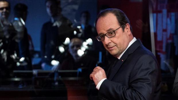 El presidente francés, Francois Hollande, observa mientras participa en la emisión de radio France Inter ' L' Oeil du Tigre
