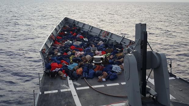 Fotografía facilitada por la Armada española del rescate de inmigrantes en las costas de Sicilia efectuado por la fragata española "Reina Sofía"