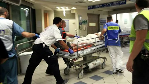Un herido durante el atentado en Tel Aviv lle ga al hospital
