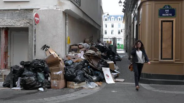 Los desechos se acumulan en las calles más transitadas de París
