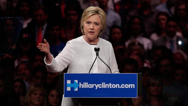 La precandidata a la presidencia de EE.UU. por el partido Demócrata Hillary Clinton pronuncia un discurso ante seguidores