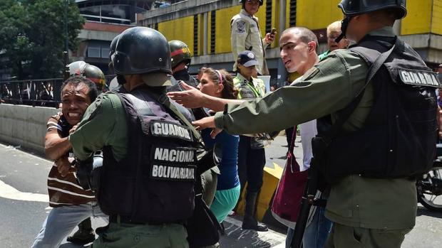 Un ciudadano se enfrenta a la Guardia Nacional Bolivariana en Caracas