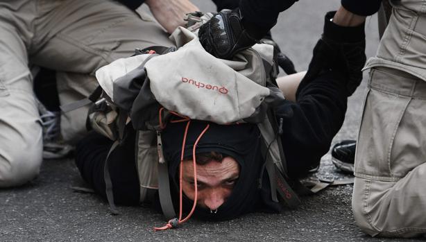 Arresto de un manifestante durante una protesta no autorizada, este jueves en Nantes (oeste de Francia)