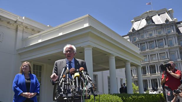 Sanders se dirige a los medios tras reunirse con Obama en la Casa Blanca