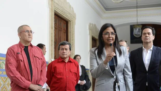 La ministra de Exteriores Delcy Rodríguez junto a miembros de la guerrilla colombiana el pasado mes de marzo