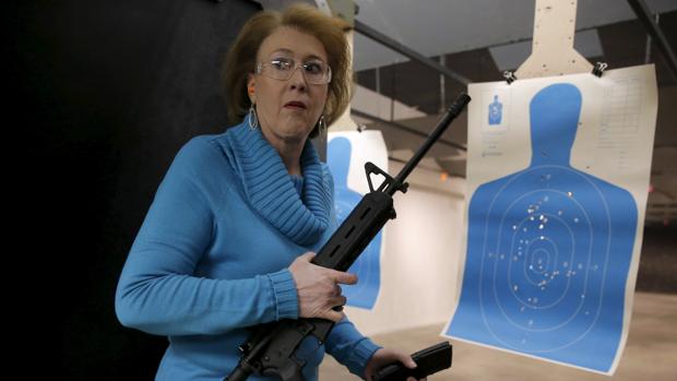 La mujer del candidato republicano a la Presidencia, Mike Huckabee, con un AR-15 en un acto de campaña