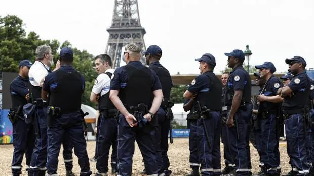 Uno de los dispositivos de seguridad junto a la torre Eiffel en París
