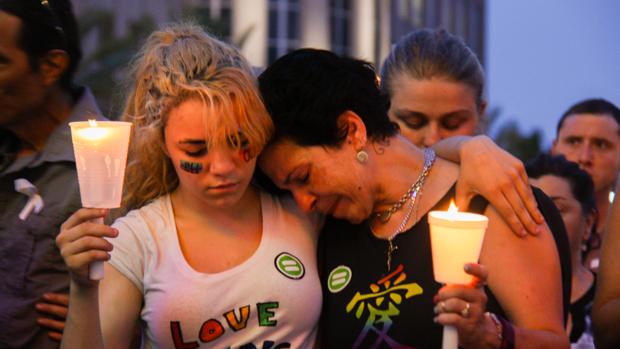 Dos mujeres lloran la tragedia en Orlando
