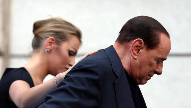 El ex primer ministro italiano, Silvio Berlusconi, con su actual pareja