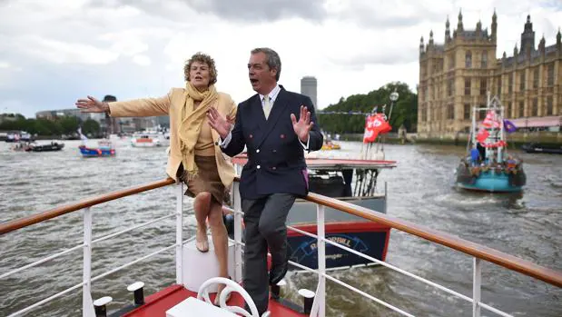 Nigel Farage (UKIP) y Kate Hoey (Partido Laborista) acompañan a la flotilla partidaria del Brexit, este miércoles en Londres