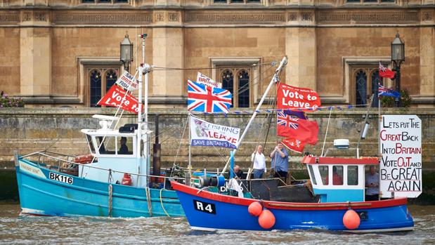 Barcos decorados con banderas de «Vote to Leave» surcan el río Támesis de Londres