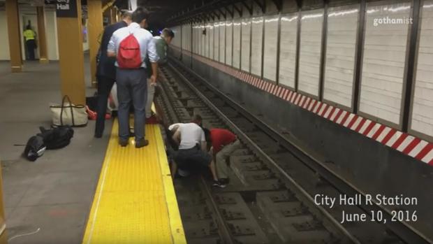 Una carrera a contrarreloj para salvar a un hombre de las vías del metro