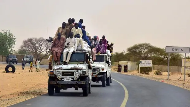 Fotografía de archivo de un vehículo trasnportando a un grupo de personas en Níger