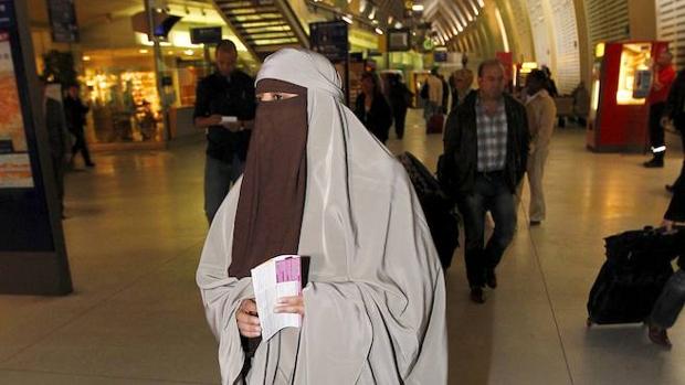 Una mujer vestida con niqab en Francia