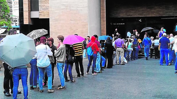 Cola junto al Consulado de España en Caracas