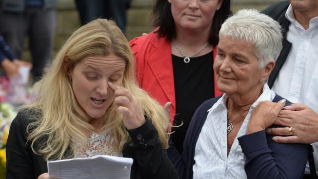 Jean Leadbeater (d), madre de la diputada asesinada Jo Cox, atiende a su otra hija, Kim, en el homenaje que le rindieron en Birstall, norte de Inglaterra