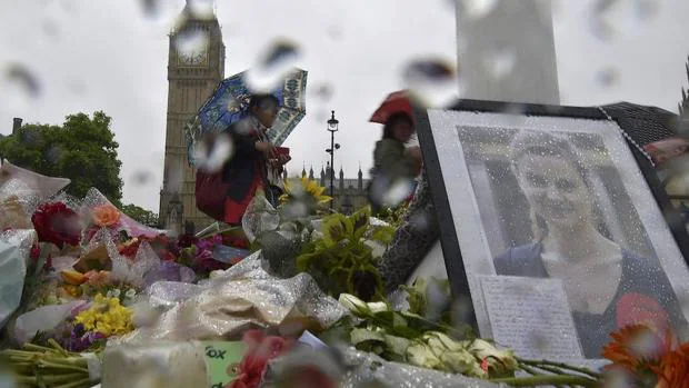 Un retrato de Jo Cox, la diputada laborista asesinada, en la plaza del Parlamento de Londres