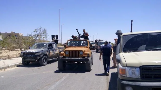 Tropas de la alianza formada por el gobierno de unidad vigilan a rotonda de Al Zafran, cruce de caminos estratégico de la ciudad.
