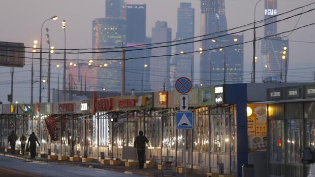 Vista del Centro de Negocios Internacional, también conocido como Moskva City (al fondo), en Moscú