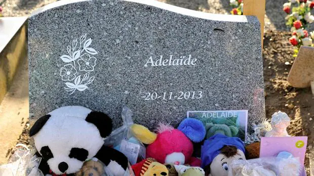 Imagen de la lápida donde descansa Adelaida, la niña de 15 meses que fue asesinada por su madre