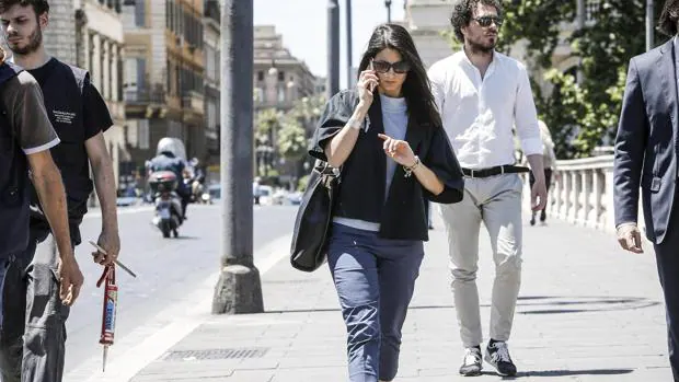 La nueva alcaldesa de Roma, Virgina Raggi, camina por las calles de la ciudad