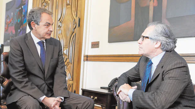 Rodríguez Zapatero y Almagro, durante la reunión de la OEA ayer en Washington