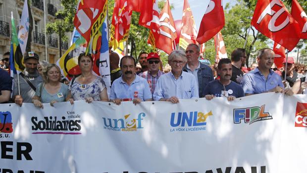 Los jefes de los sindicatos Jean-Claude Maillly y Philippe Martinez lideran la marcha esta mañana en París