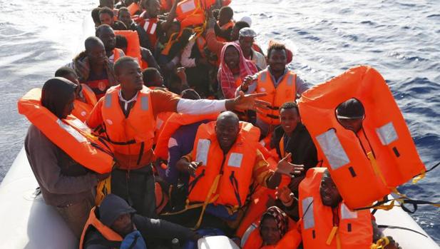 Un bote de inmigrantes navega cerca de la costa de Libia