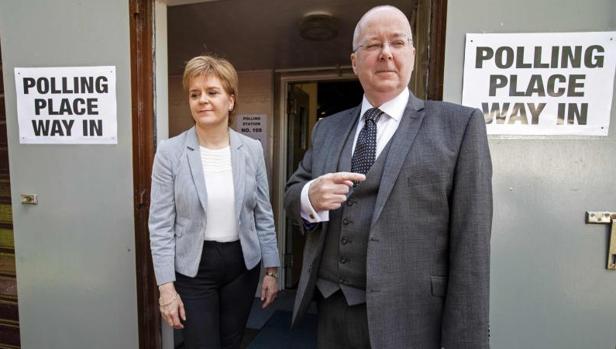 La Primer Ministro de Escocia y líder del SNP, Nicola Sturgeon, a la izquierda junto a su marido, Peter Murrell, tras votar en el referéndum sobre la permanencia en la Unión Europea