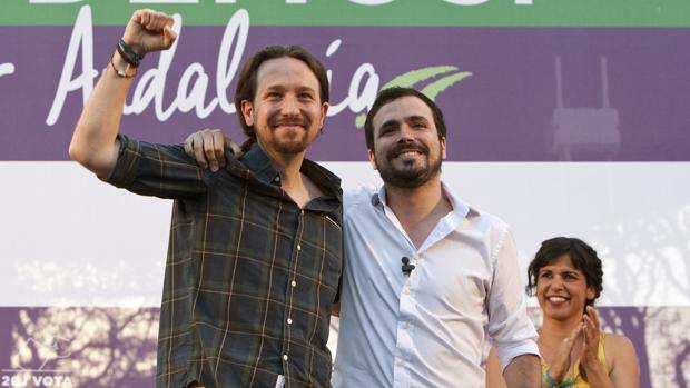 El líder de Podemos, Pablo Iglesias, y el coordinador general de Izquierda Unida, Alberto Garzón, durante el acto de campaña en Jerez de la Frontera