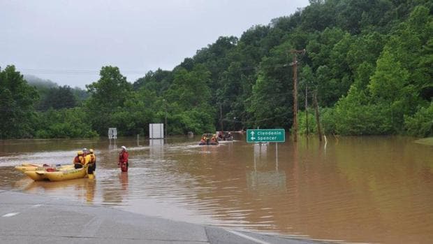Equipos de rescate por las inundaciones en Virginia Occidental