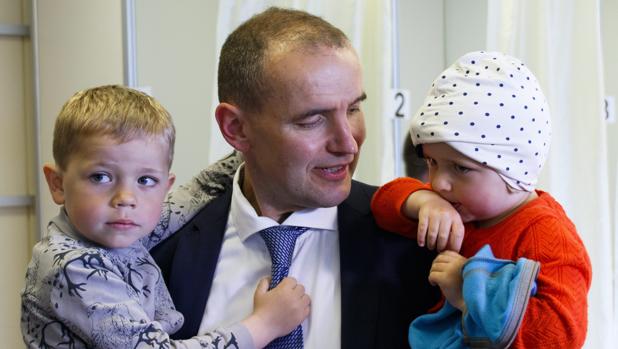 Gudni Th. Jóhannesson, con dos de sus hijos tras votar en las urnas