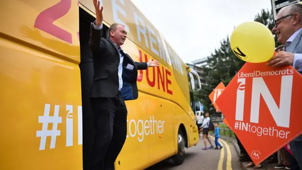 El líder del grupo de los liberales británicos Tim Farron (izquierda) saluda a un simpatizante en la campaña por el brexit
