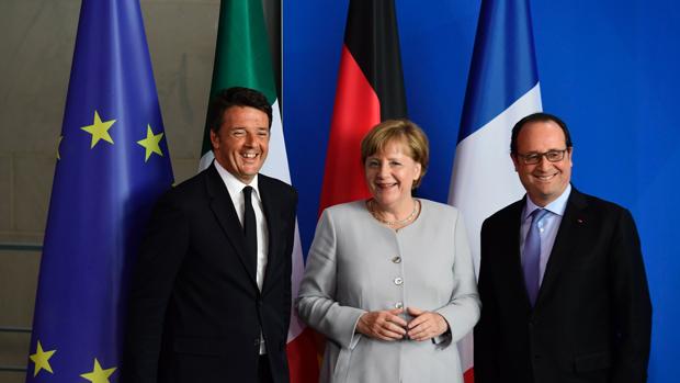 Renzi (izquierda), Merkel (centro) y Hollande (derecha) posan tras su reunión de este lunes en Berlín