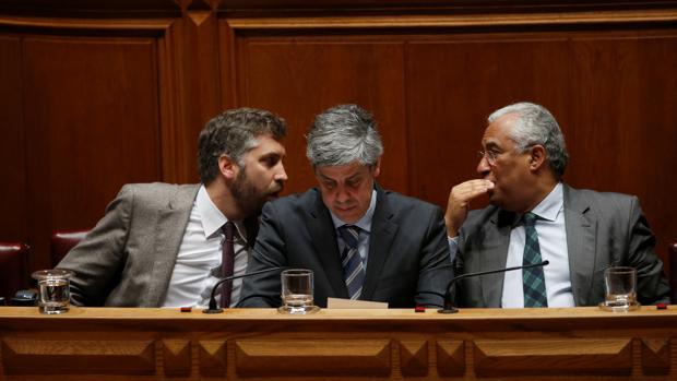 Antonio Costa, a la derecha, junto a su ministro de Finanzas, Mario Centeno, en el centro