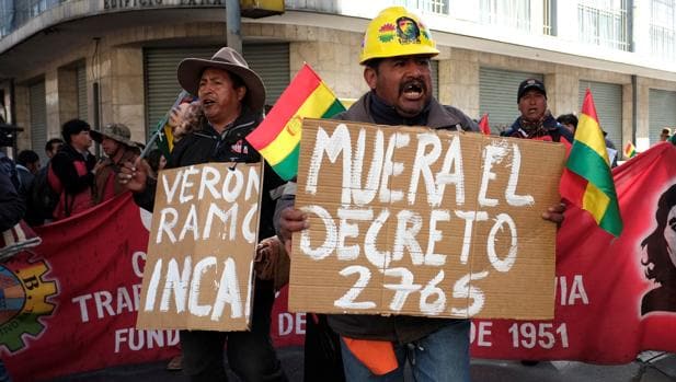 Un miembro del sindicato muestra una pancarta contra el cierre de Enatex la semana pasada en La Paz