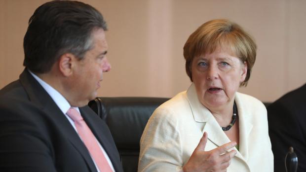 La canciller alemana, Angela Merkel y el ministro alemán de Economía, Sigmar Gabriel hablan hoy martes antes del inicio de la reunión del Consejo de Ministros en Berlín