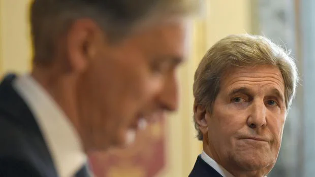 El secretario de Estado norteamericano, John Kerry, mira al ministro de Exteriores británico, Philop Hammond