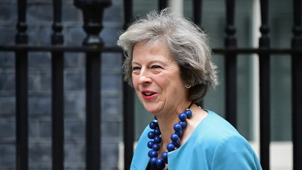 La diputada conservadora Theresa May llegando ayer a la casa de Cameron para atender una reunión de gobierno